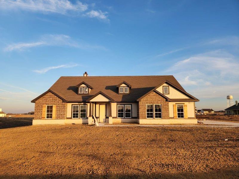 Exterior details and patio area of a home in Rocky Top, Krum (Image 3).