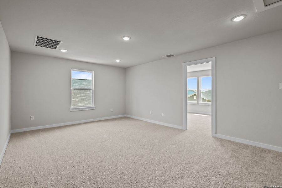 Spacious, unfurnished interior of a new home in Hiddenbrooke, Seguin (Image 25).