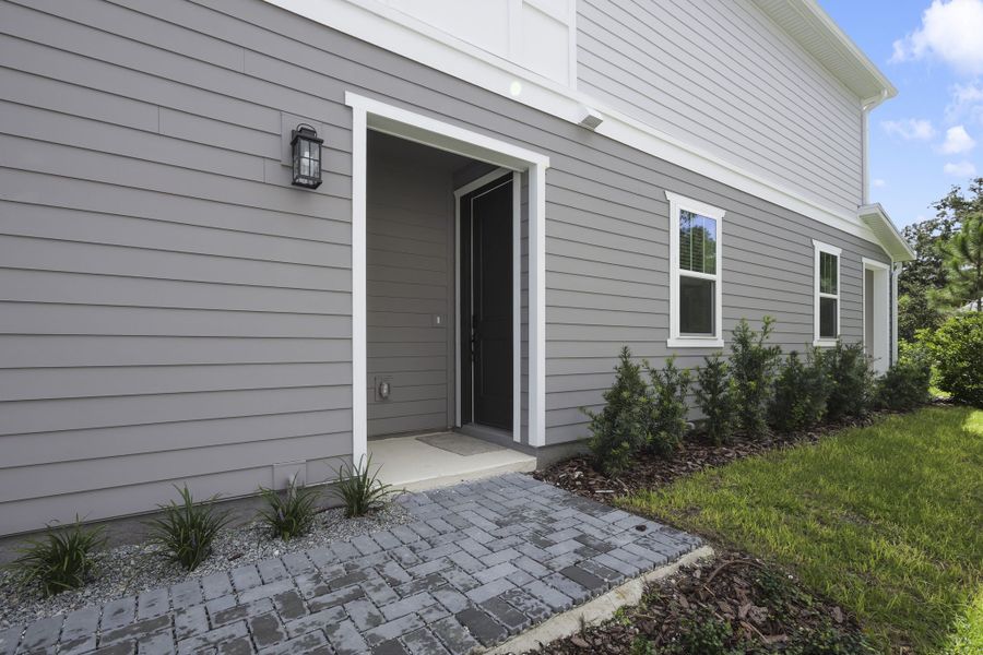 Exterior details and patio area of a home in Towns at Greenleaf, Oviedo (Image 28).