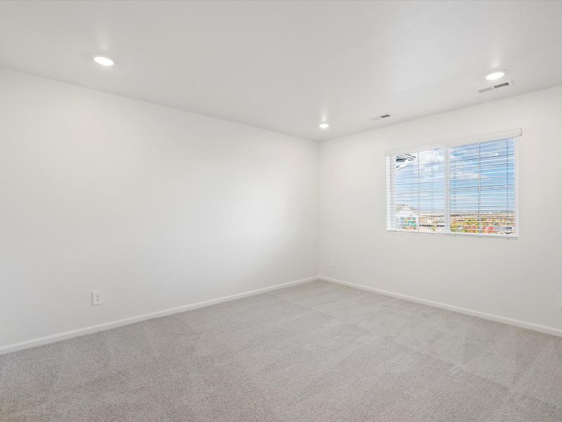 Spacious, unfurnished interior of a new home in Skyview at High Point, Aurora (Image 9).