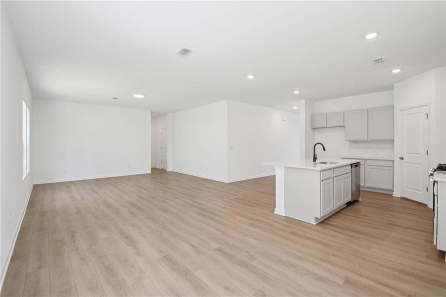 Spacious, unfurnished interior of a new home in The Pointe at Heron Bay, Locust Grove (Image 27).