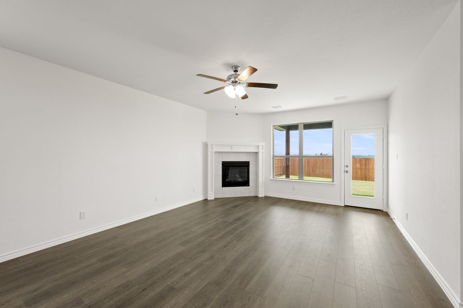 Spacious, unfurnished interior of a new home in Baker Farms, Cleburne (Image 18).