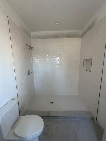 1 of the 2 guest showers