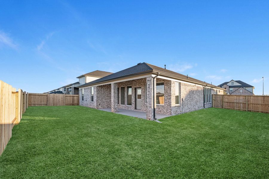 Exterior details and patio area of a home in Briarwood Crossing, Rosenberg (Image 3).