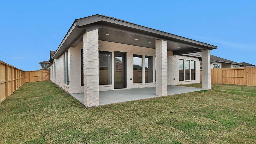 Exterior details and patio area of a home in Sienna, Missouri City (Image 3).