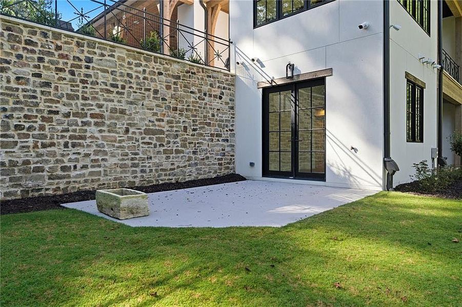 Exterior details and patio area of a home in Crossroads, Alpharetta (Image 37).