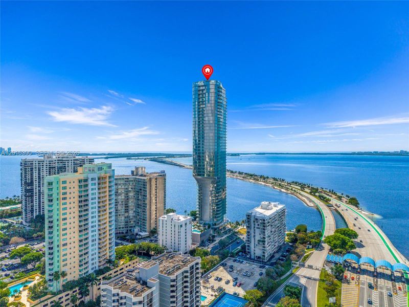 Condo located in Miami, FL showcasing its design and architecture (Image 37).