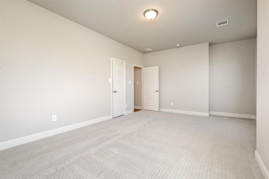 Spacious, unfurnished interior of a new home in , Waxahachie (Image 32).