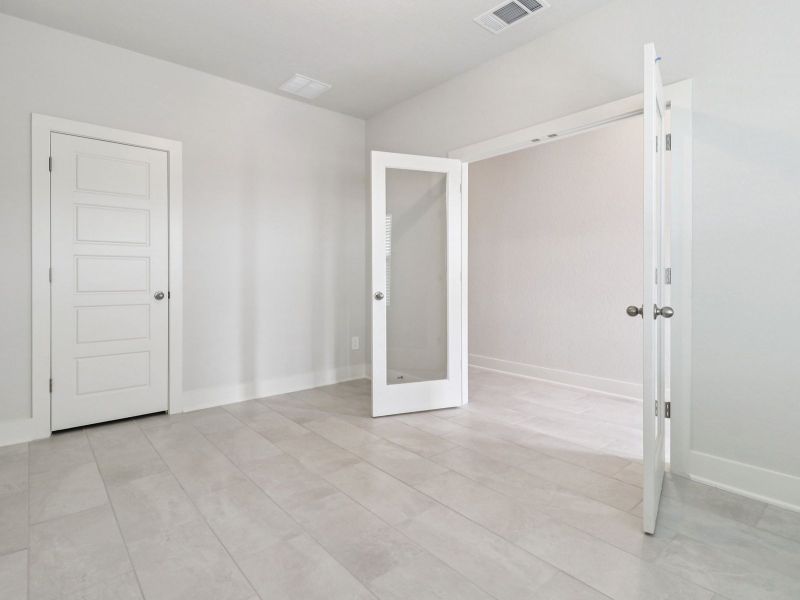 Spacious, unfurnished interior of a new home in Lark Canyon, New Braunfels (Image 21).