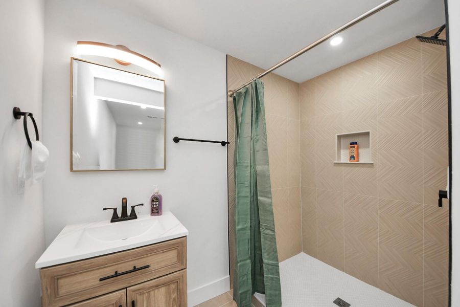 Full bath conveniently located off the kitchen is ideal for both daily use and while entertaining pool guests. Full bath conveniently located off the kitchen is ideal for both daily use and while entertaining pool guests.