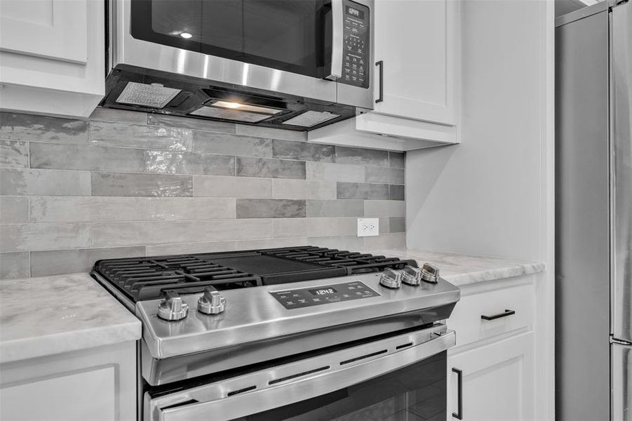 Stainless steel gas range with a coordinating microwave oven and range hood