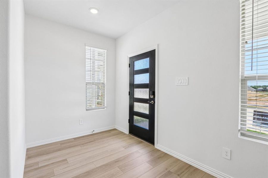 Spacious, unfurnished interior of a new home in Oak Ridge Park, Corinth (Image 27).