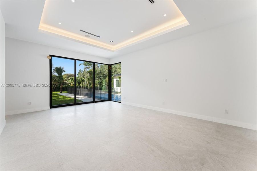 Spacious, unfurnished interior of a new home in , Pinecrest (Image 10).