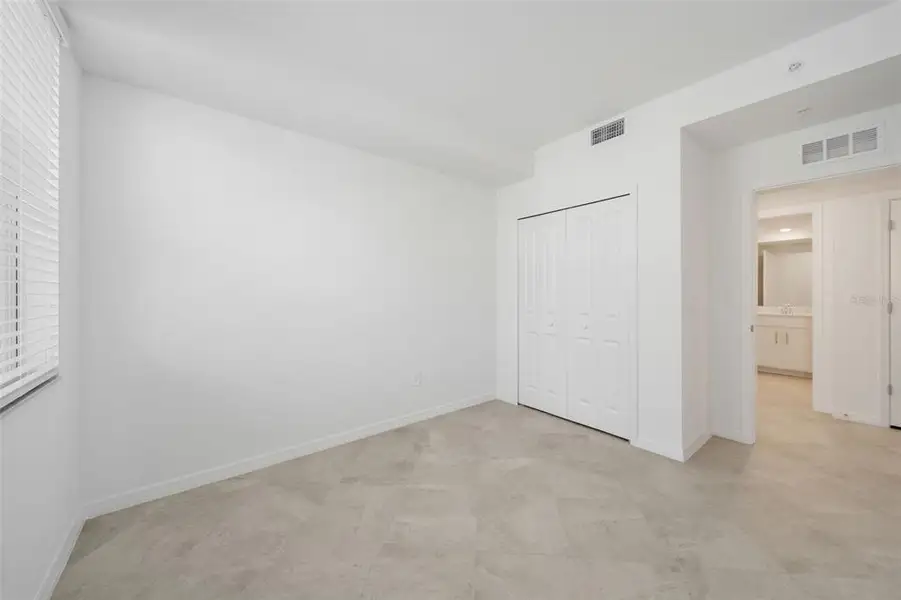 Spacious, unfurnished interior of a new home in Calusa Country Club, Lakewood Ranch (Image 30).