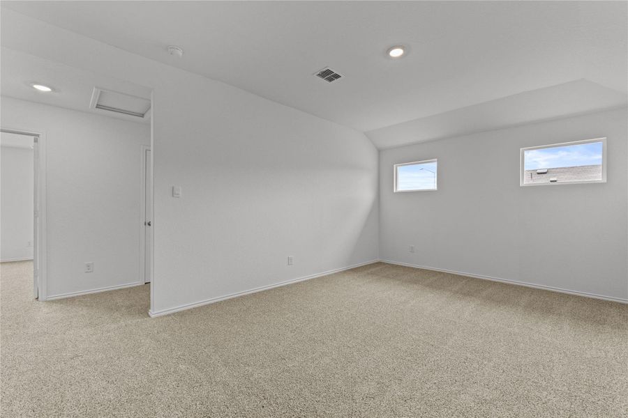 Spacious, unfurnished interior of a new home in Arroyo Ranch, Seguin (Image 21).