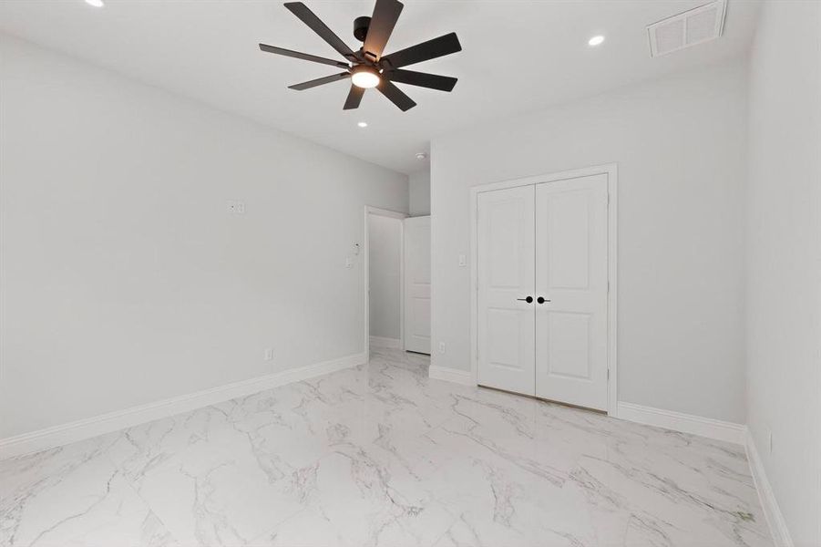 Spacious, unfurnished interior of a new home in , Tool (Image 39).