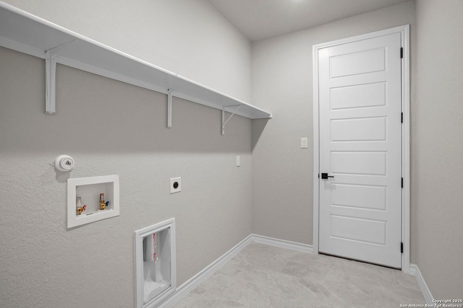 Spacious, unfurnished interior of a new home in Potranco Oaks, Castroville (Image 54).