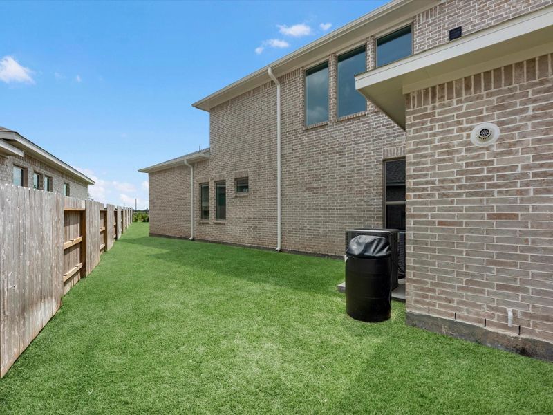 Exterior details and patio area of a home in Valencia, Manvel (Image 27).