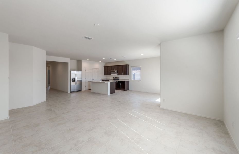 Spacious, unfurnished interior of a new home in Copper Falls, Buckeye (Image 17).