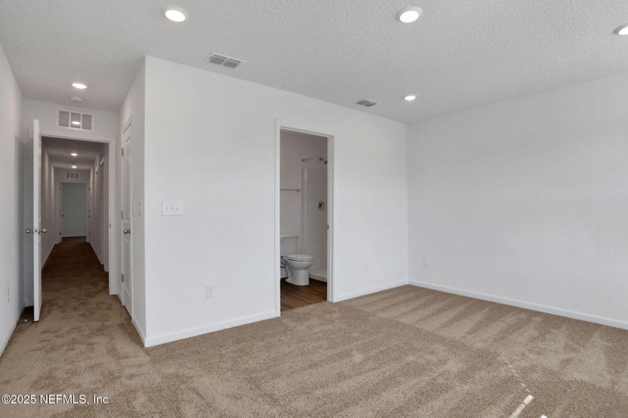 Spacious, unfurnished interior of a new home in , Jacksonville (Image 24).