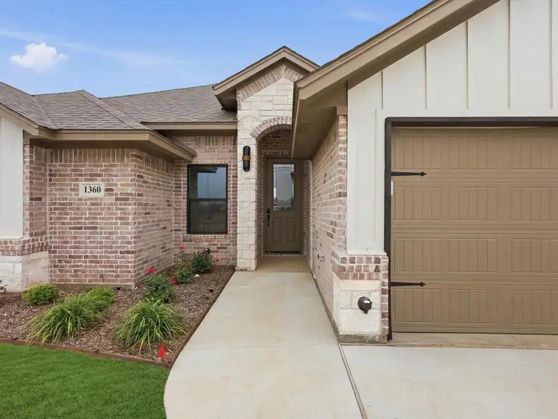 Exterior details and patio area of a home in , Tolar (Image 3).