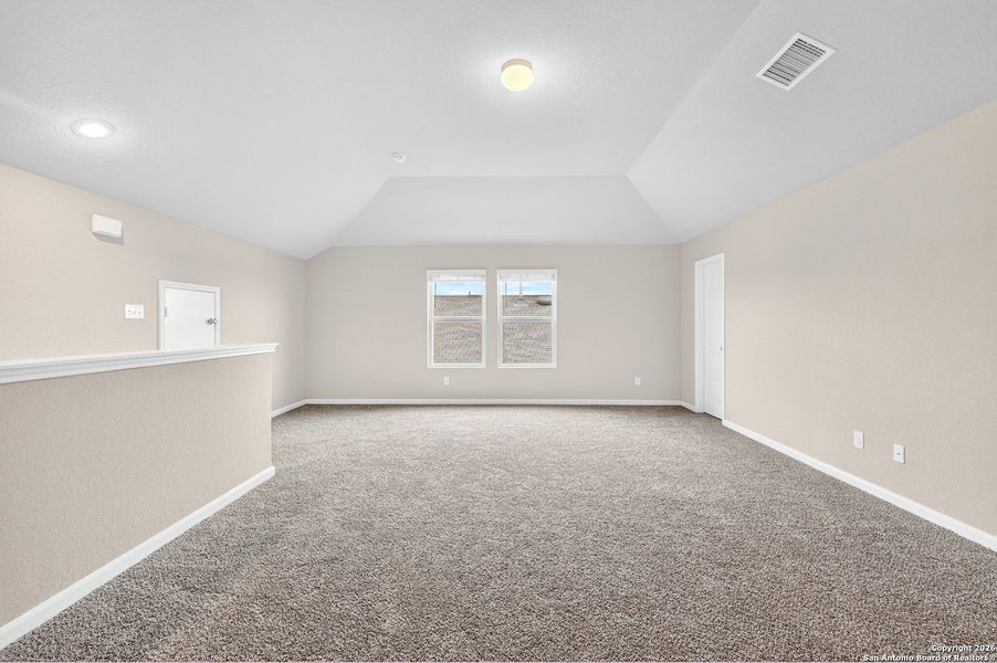 Spacious, unfurnished interior of a new home in Winding Brook, San Antonio (Image 25).