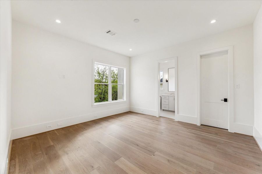 Spacious, unfurnished interior of a new home in , Houston (Image 19).