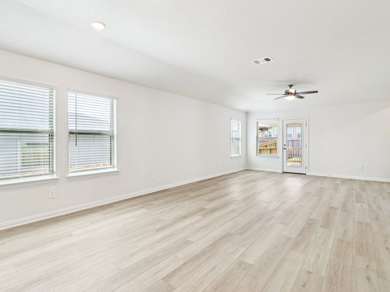 Spacious, unfurnished interior of a new home in Lark Canyon, New Braunfels (Image 17).
