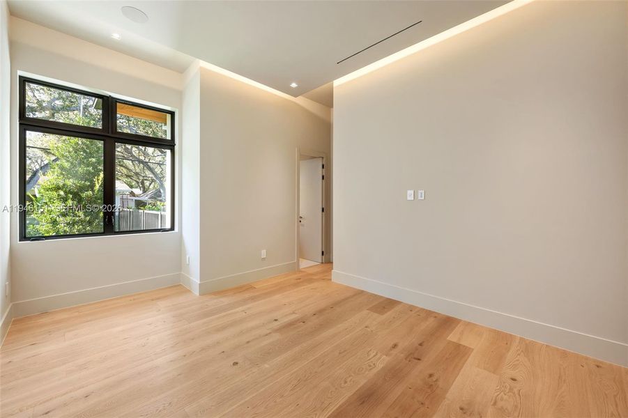 Spacious, unfurnished interior of a new home in , Pinecrest (Image 72).