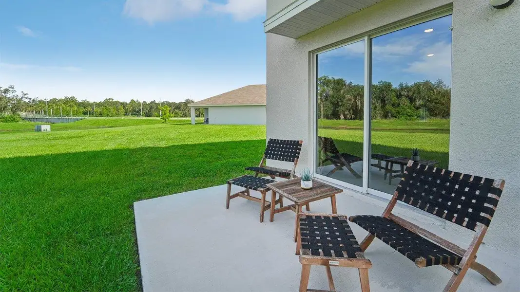 Exterior details and patio area of a home in Abbott Park, Zephyrhills (Image 2).