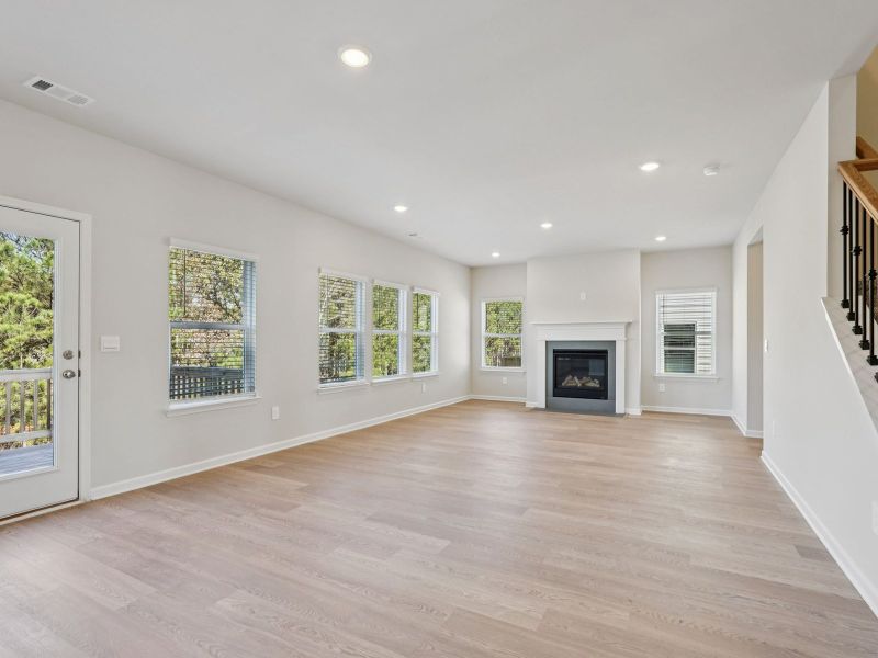 Spacious, unfurnished interior of a new home in Ivey Township, Dallas (Image 14).