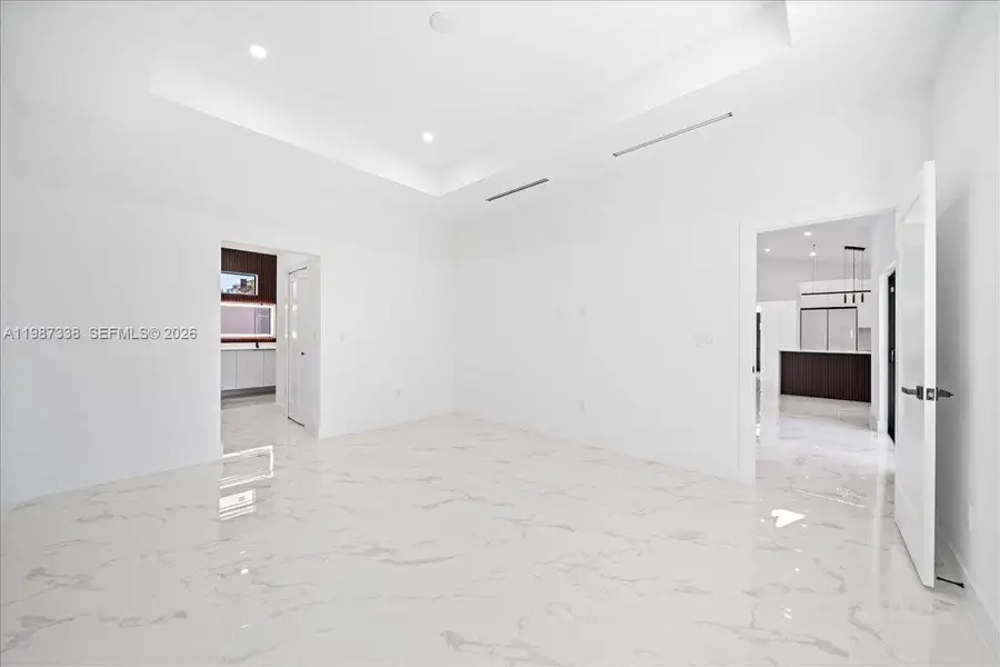 Spacious, unfurnished interior of a new home in , Lehigh Acres (Image 33).