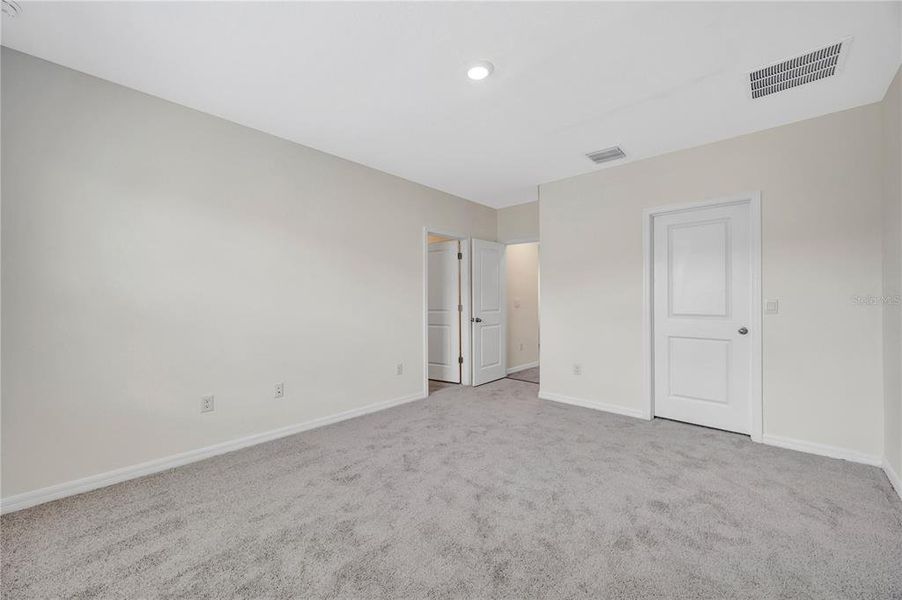 Spacious, unfurnished interior of a new home in , Wesley Chapel (Image 47).