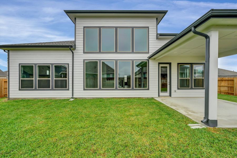 Exterior details and patio area of a home in Canterra Creek  60', Rosharon (Image 28).