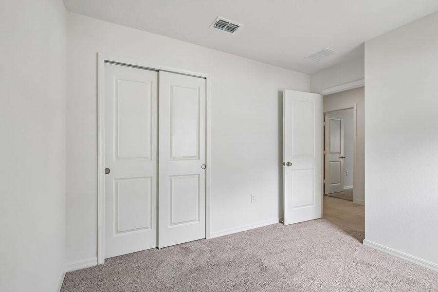 Spacious, unfurnished interior of a new home in Hilliard Ridge, Kissimmee (Image 25).