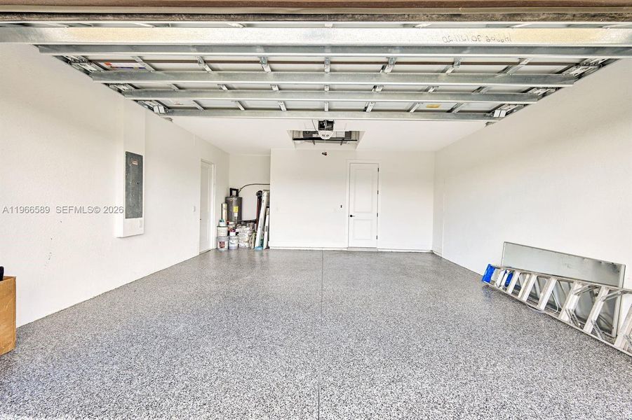 Spacious, unfurnished interior of a new home in , Cape Coral (Image 19).