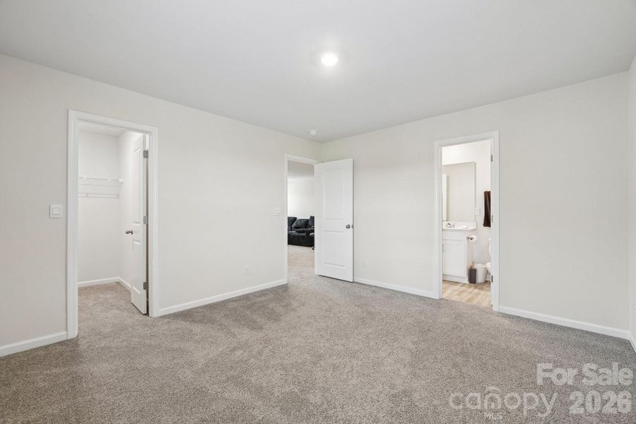 Spacious, unfurnished interior of a new home in Calvin Creek, Troutman (Image 24).