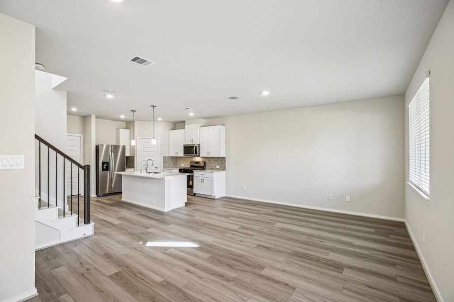 Spacious, unfurnished interior of a new home in Kemah Crossing - City Series, Kemah (Image 35).