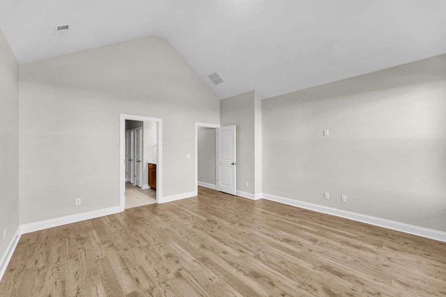 Spacious, unfurnished interior of a new home in , Summerville (Image 33).