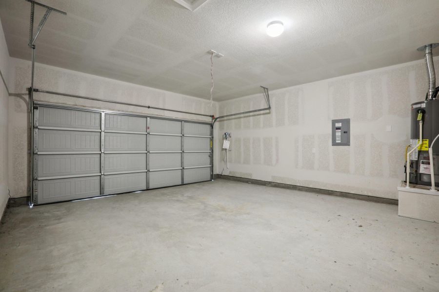 Spacious, unfurnished interior of a new home in Harvest Ridge, Elgin (Image 34).