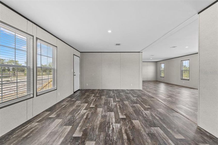 Spacious, unfurnished interior of a new home in , Crystal River (Image 31).