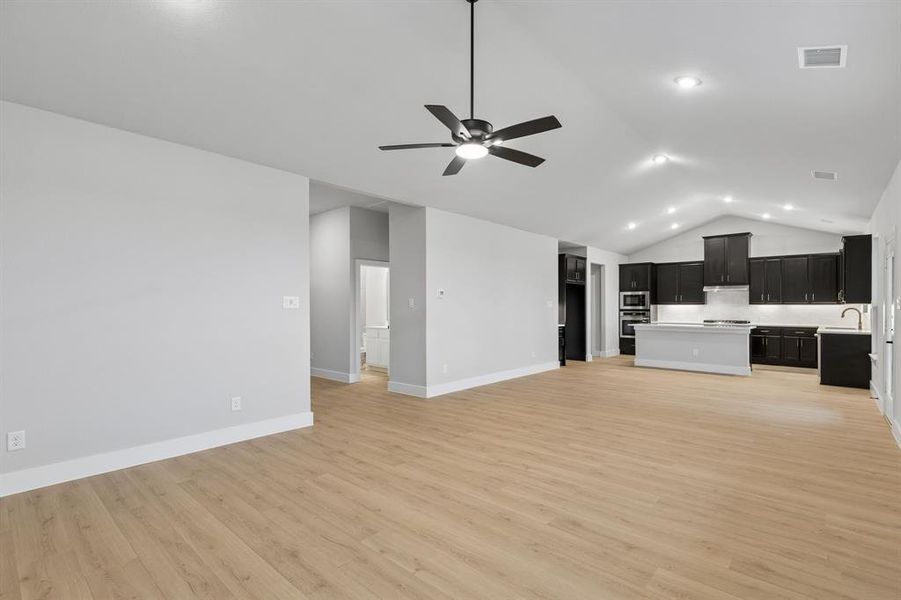 Spacious, unfurnished interior of a new home in Ellis Ranch Estates, Waxahachie (Image 25).