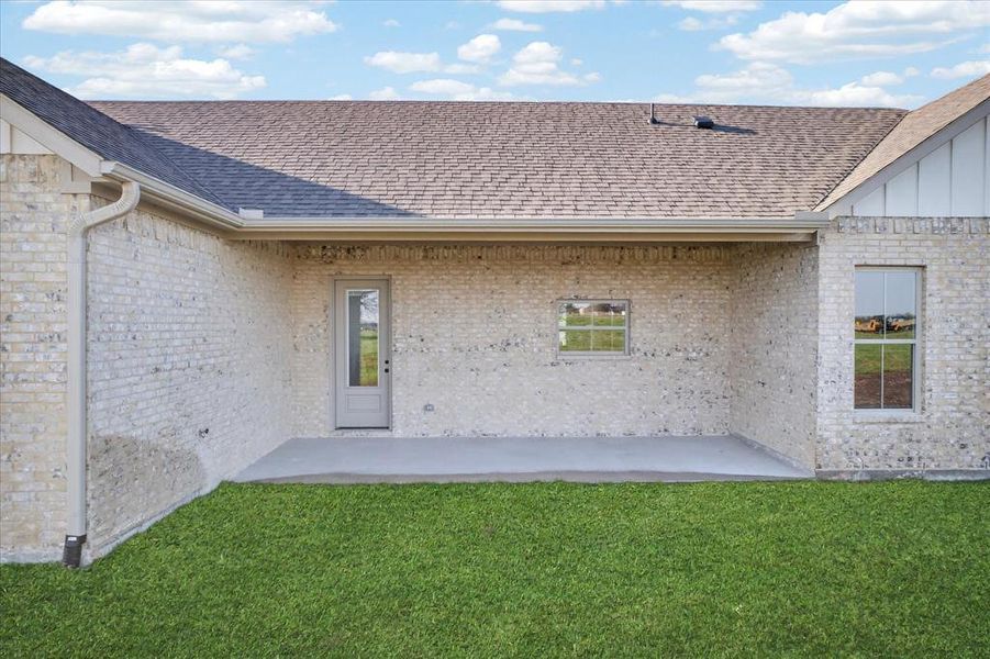 Exterior details and patio area of a home in , Celeste (Image 3).