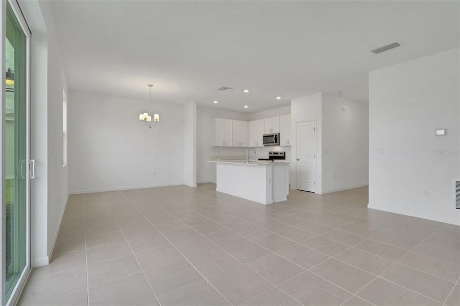 Spacious, unfurnished interior of a new home in Annabelle Estates, Lake Wales (Image 20).
