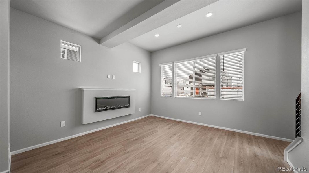 Spacious, unfurnished interior of a new home in Thompson River Ranch, Johnstown (Image 14).