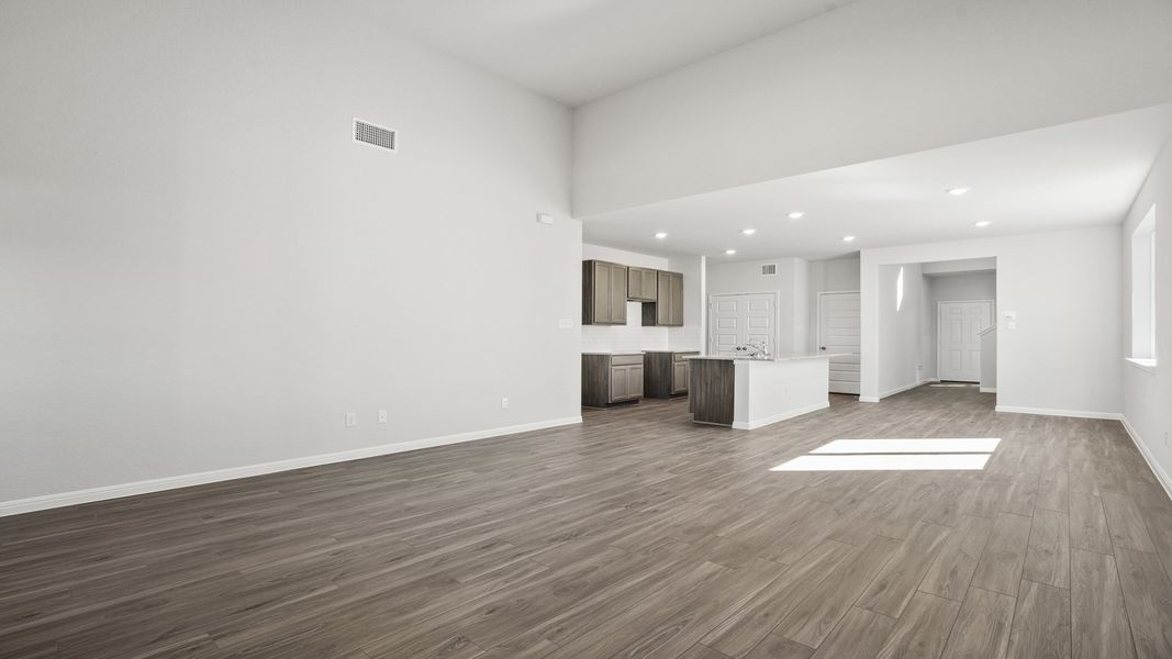 Spacious, unfurnished interior of a new home in Hunters Ranch, San Antonio (Image 13).