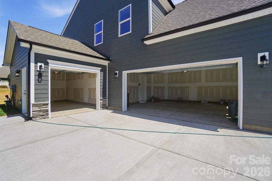 Exterior details and patio area of a home in Robinson Oaks, Gastonia (Image 26).
