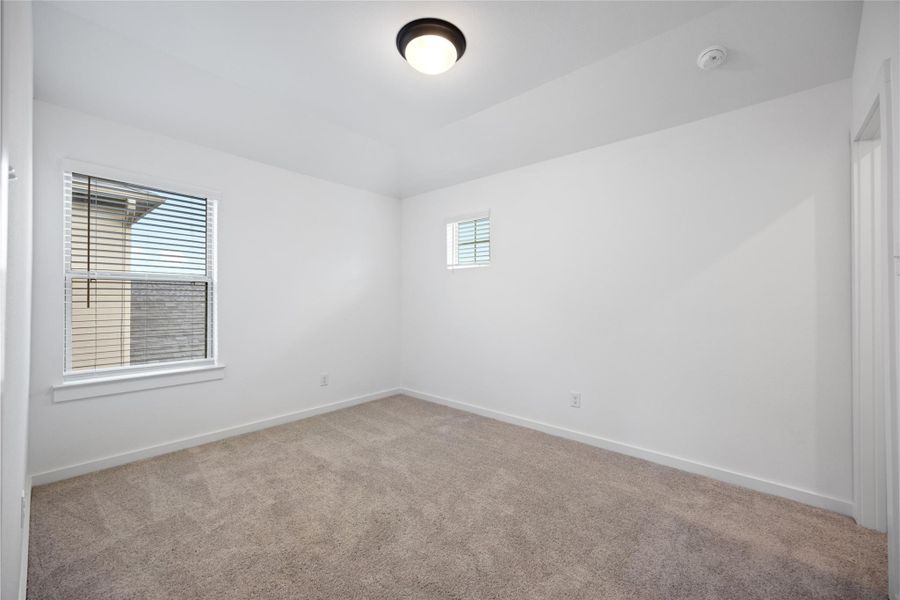 Spacious, unfurnished interior of a new home in Kendall Lakes, Alvin (Image 27).