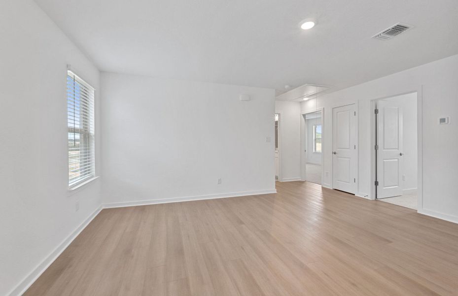 Spacious, unfurnished interior of a new home in Wolf Ranch, Georgetown (Image 43).