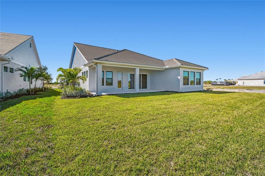 Exterior details and patio area of a home in Palmera Wellen Park - Classic Series, Venice (Image 4).